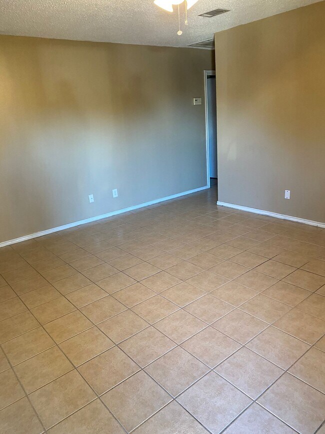 Building Photo - 811 E Stonegate Dr