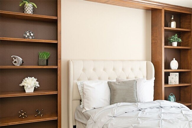 Building Photo - 323 Streamwood-
