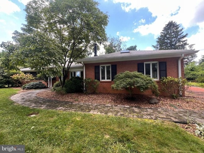 Building Photo - 245 Treeline Dr