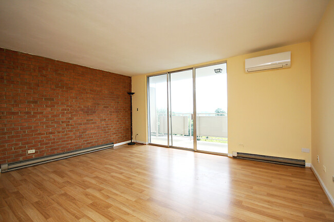 Building Photo - Student-Friendly UVA Apartment (Lease Pend...