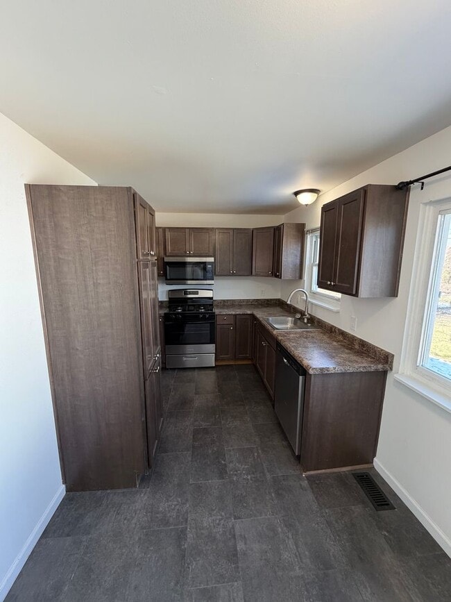 Building Photo - Remodeled 4BR/2BA Home in Lansing — Move in ready