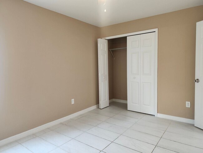 Building Photo - 606-608 Nicholas Pkwy W