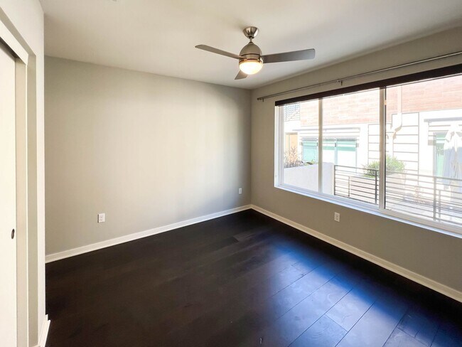 Building Photo - Luxury Townhome Centrally Located in Silver Lake! OPEN HOUSE JUNE 6TH, 2026 from 1:30 PM to 2:30 PM