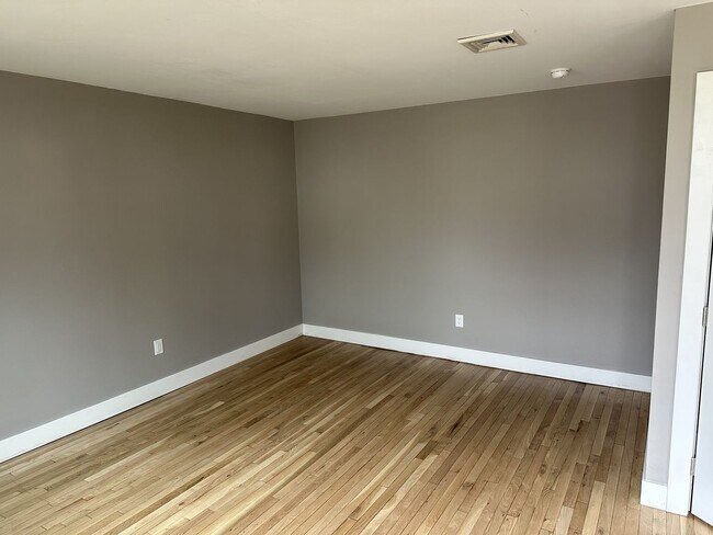 Building Photo - 234 Oak St