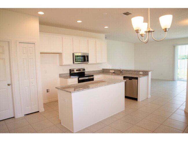 Building Photo - 3 bed 2.5 bath townhome in Sawgrass Landing