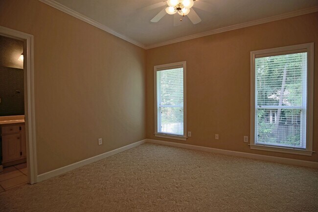 Building Photo - 212 North Cir