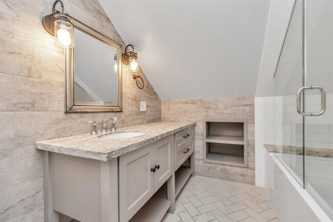 Building Photo - 4611 Bermuda Dr