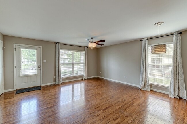 Building Photo - Gorgeous Updated 3 Bed 2.5 Bath Home w/2 C...