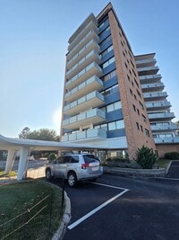 Building Photo - 300 Lynn Shore Dr