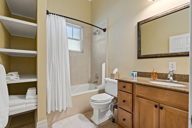 Building Photo - 509 S Willow Ave