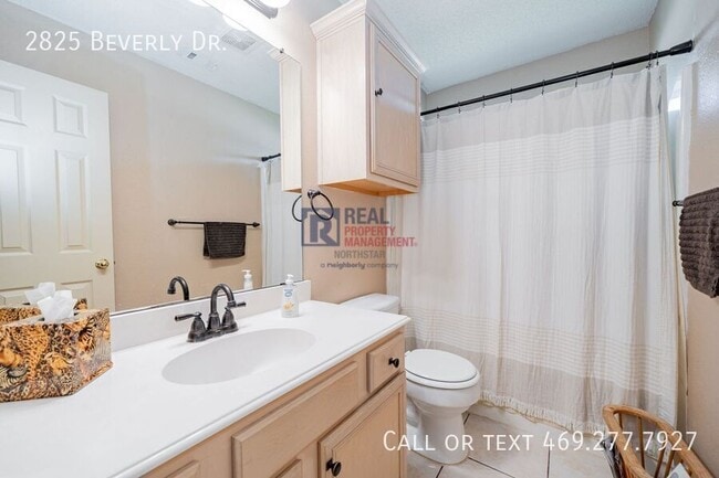 Building Photo - 2825 Beverly Dr