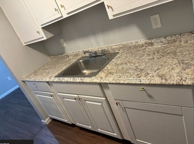 Building Photo - Layna Realty (Riley Realty)