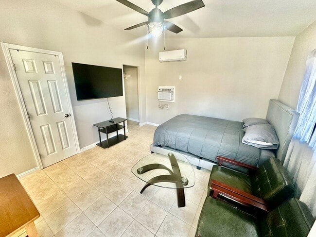 Building Photo - Fully Furnished Tower District Studio