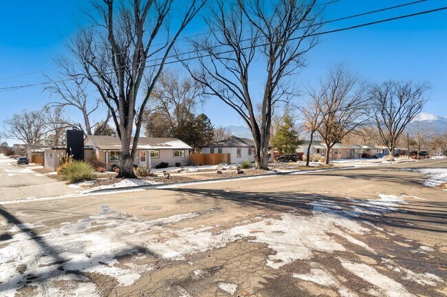 Building Photo - 1261 E Monroe St