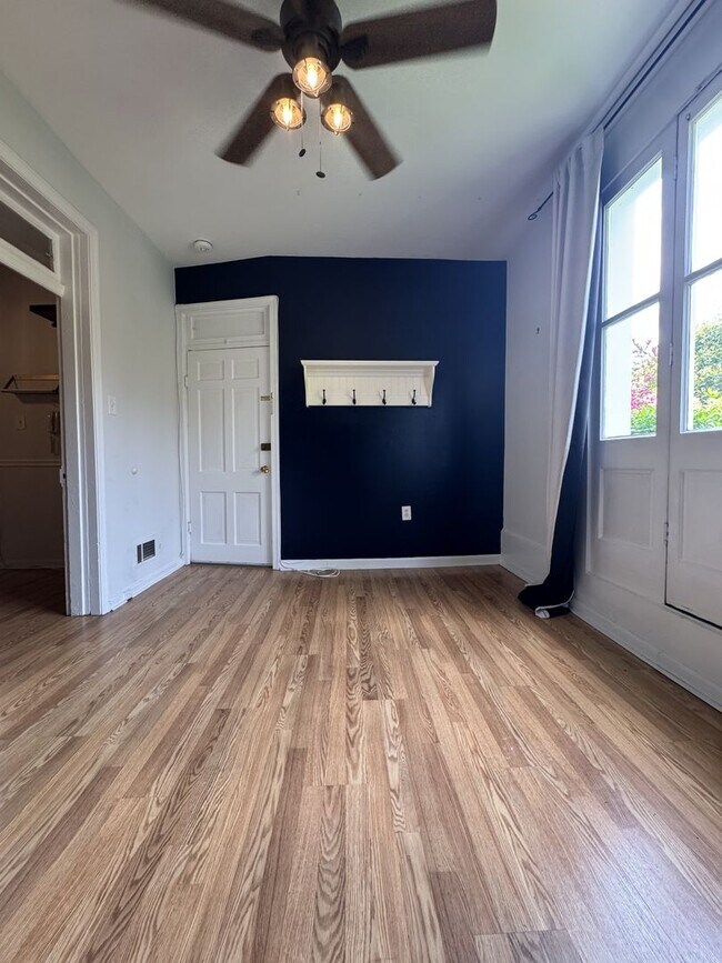 Building Photo - Centrally Located 1BR/1BA in Georgetown