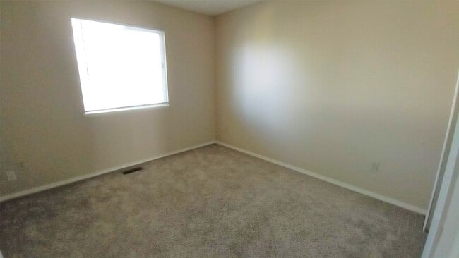 Building Photo - 4 Bed 2.5 Bath Available Now - MileStone R...