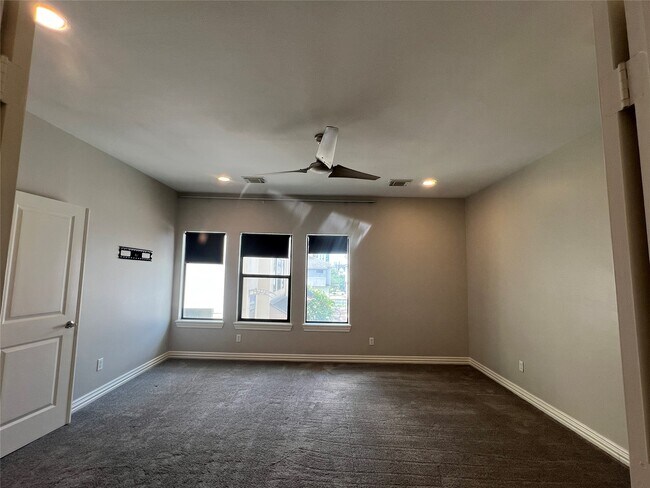 Building Photo - 2314 Camden Dr