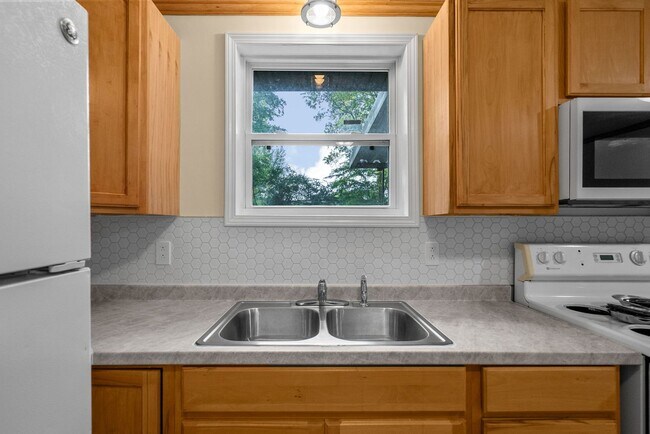 Building Photo - 3 Bedroom Home For Rent Near Needmore Road!