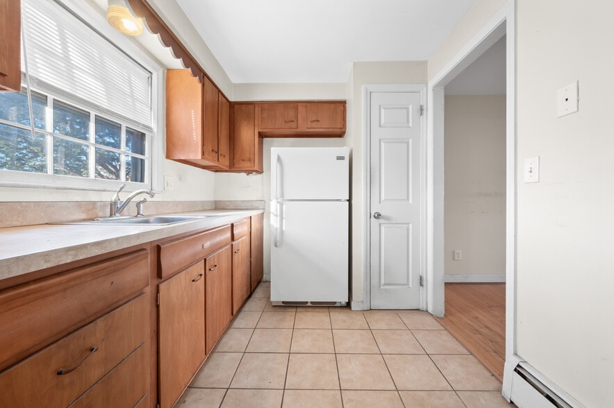 Building Photo - 67 Oak St