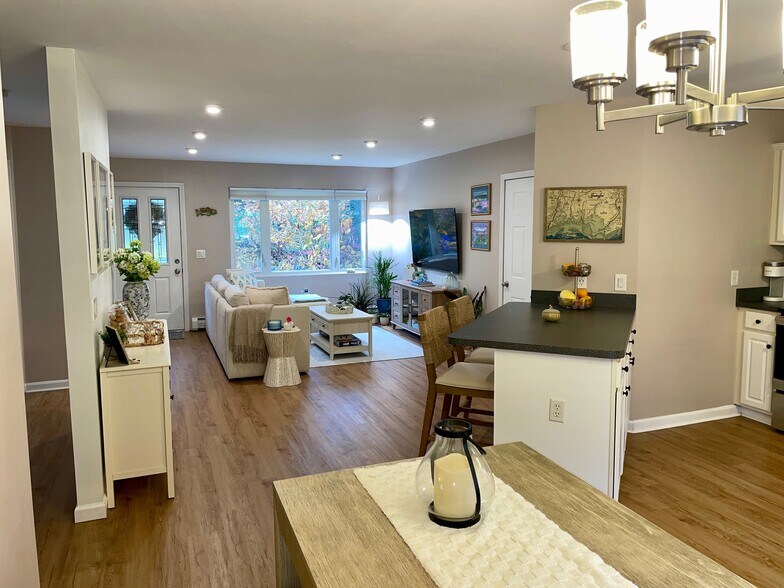 Open concept - 118 Oslo St