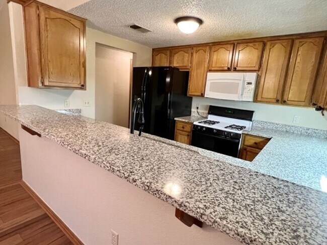 Building Photo - Updated 3-bed 2-bath 2-car in SW Moore