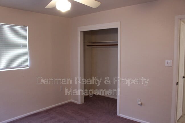 Building Photo - 910 S Una Ave
