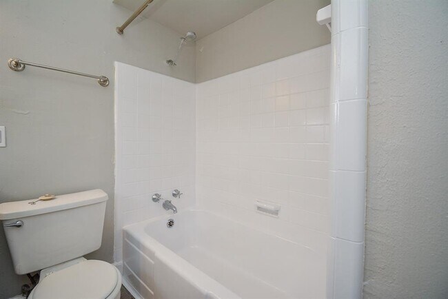Building Photo - 2718 Wroxton Rd