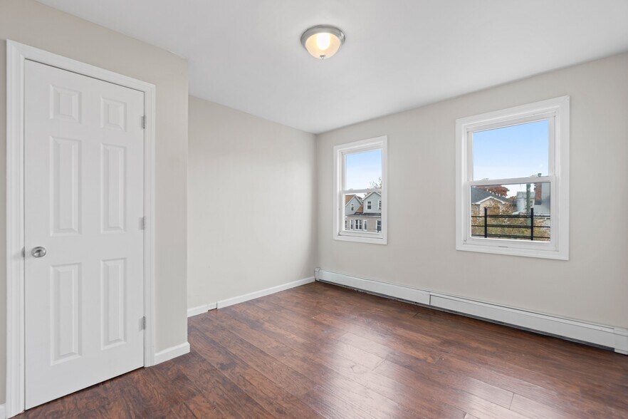 Building Photo - 170 Mapes Ave