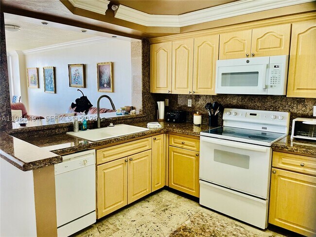 Building Photo - 2555 Collins Ave
