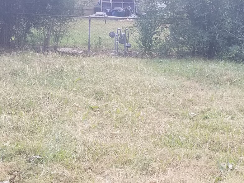 Building Photo - 230 e 52nd pl n