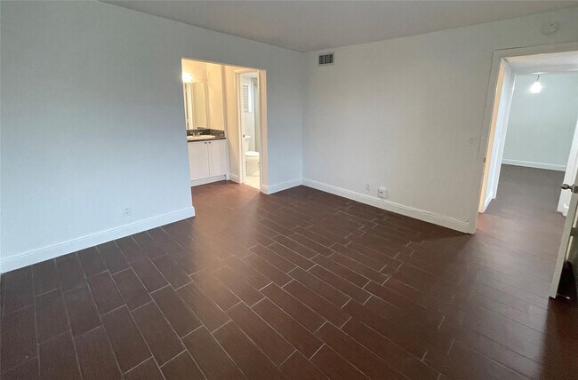 Building Photo - 9411 Evergreen Pl