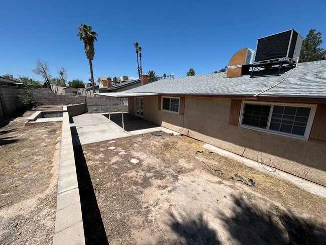 Building Photo - Single Story Home 5-Beds 2-Bath No HOA!