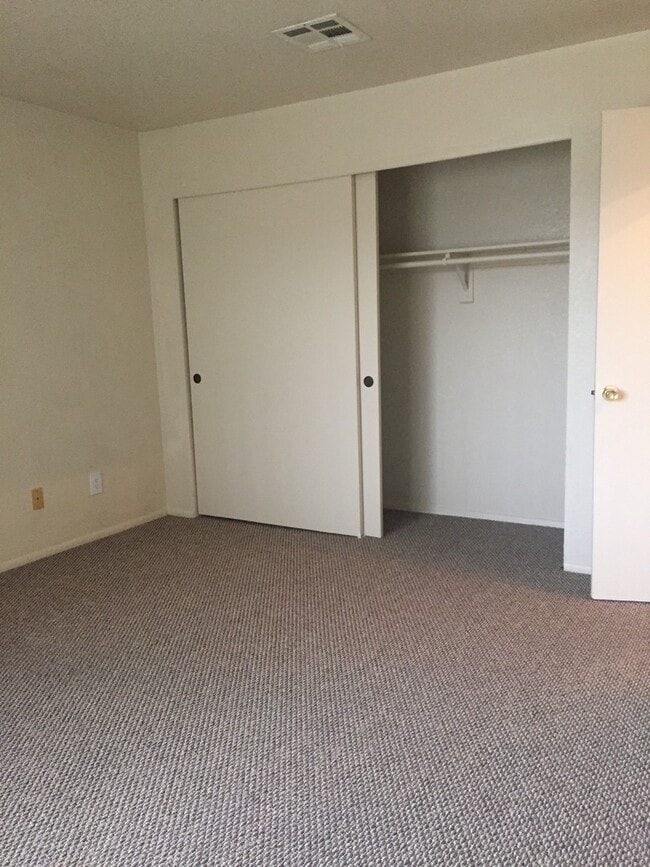 Building Photo - ** 2 FREE WEEKS** Gorgeous 3Bdrm 2 bath apartment