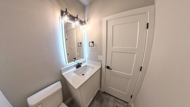 Building Photo - 507 W Fort Worth St