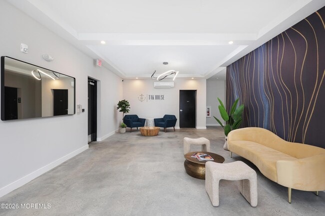 Building Photo - 6 West End Ct