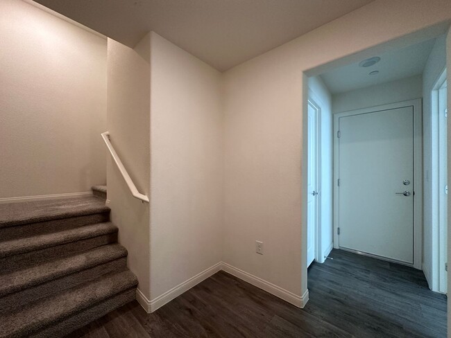 Building Photo - CONTEMPORARY TOWNHOUSE WITH AMENITIES AND ...