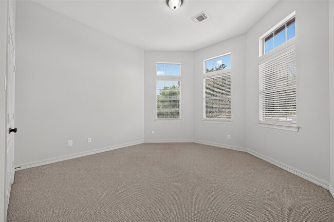 Building Photo - 8602 Two Sisters Ct