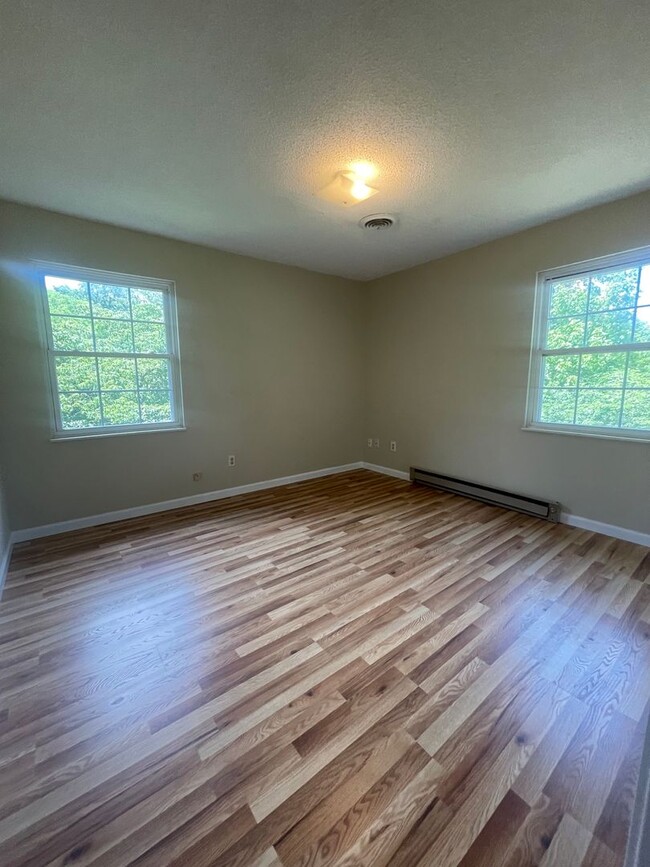 Building Photo - Great Location to Local Amenities