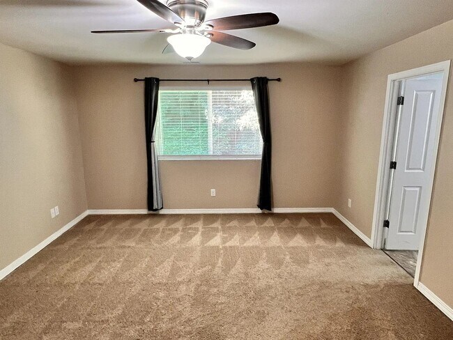 Building Photo - Beautiful Spacious 4bd 2bath Available Oct...