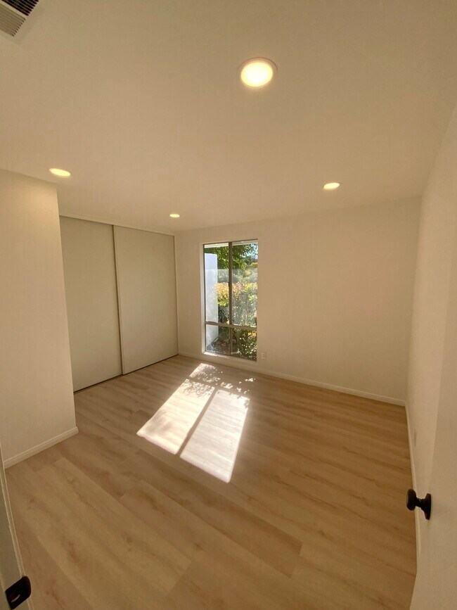 Building Photo - 915 Ranch View Ln