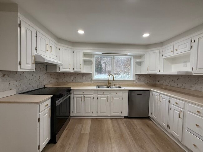 Building Photo - 92 Fairview Ave