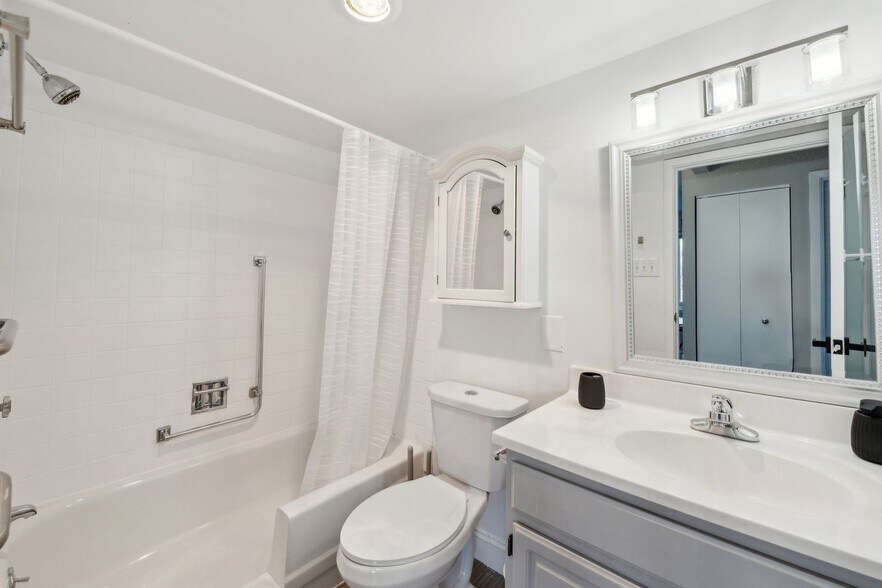 Building Photo - 1711 Bellevue Ave