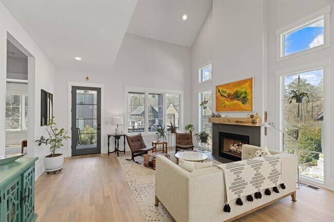 Building Photo - 304 Mado Ln