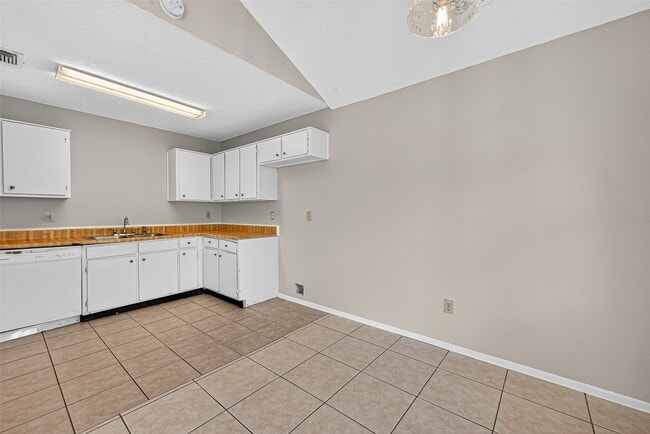 Building Photo - 7407 Alegria Dr