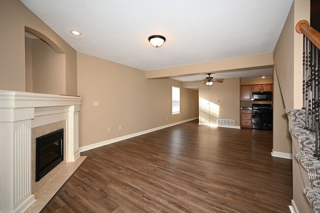 Building Photo - 3 Bedroom, 2.5 bath Townhome with 1 car garage!