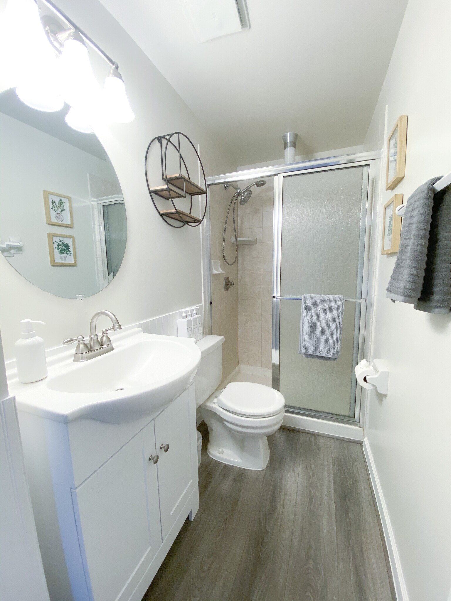 Master bathroom with shower - 11423 Five Cedars Rd