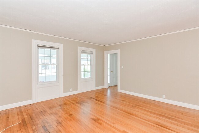 Building Photo - 118 Main St