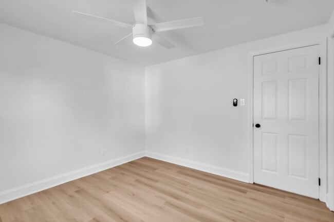 Building Photo - 211 Della Ln