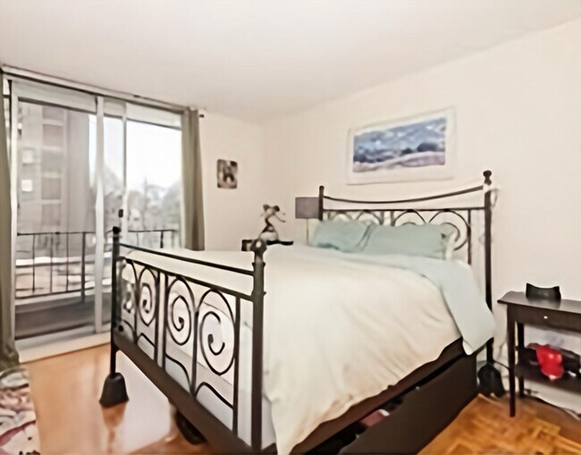 Building Photo - 33 Pond Ave