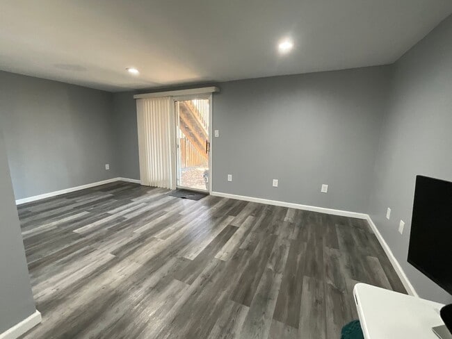 Building Photo - Beautiful 2BR 2BA 3 level townhome located in the Bowling Brook Farms Community